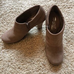 Aerosoles tan, suede bootie